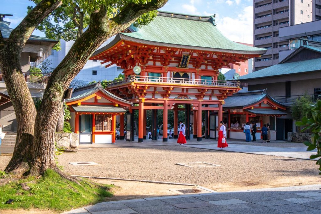 神戸の繁華街のすぐそばにある生田神社