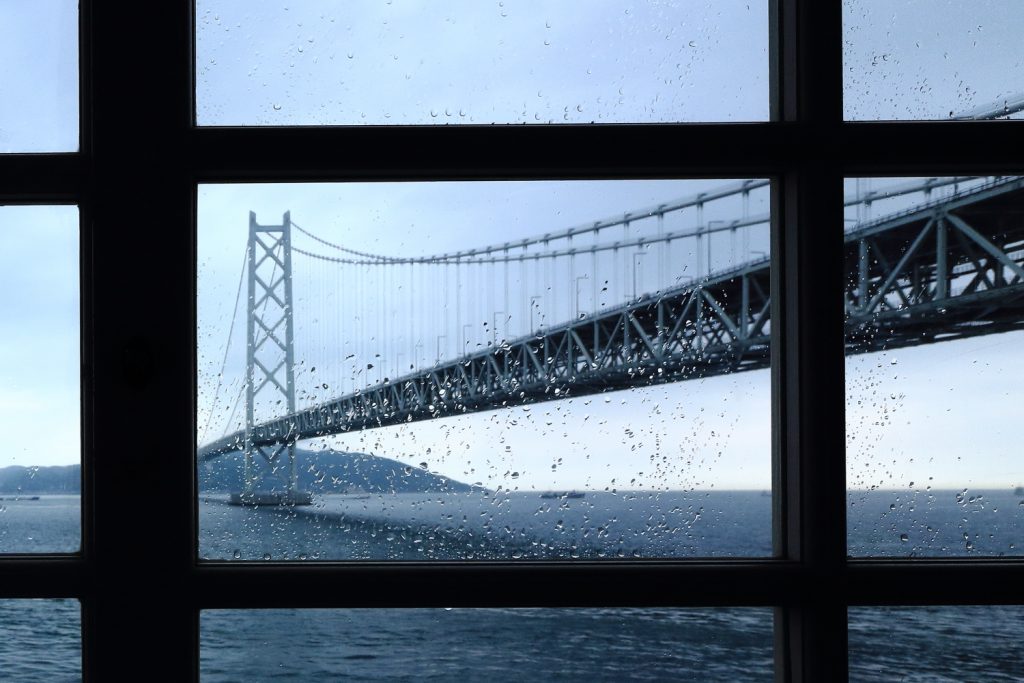 雨の日の明石海峡大橋を窓越しに望む