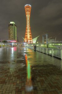 水たまりに映りこむ夜のポートタワー