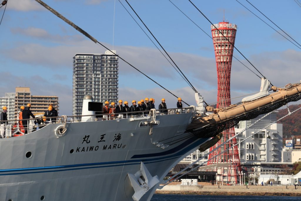 海王丸とポートタワー