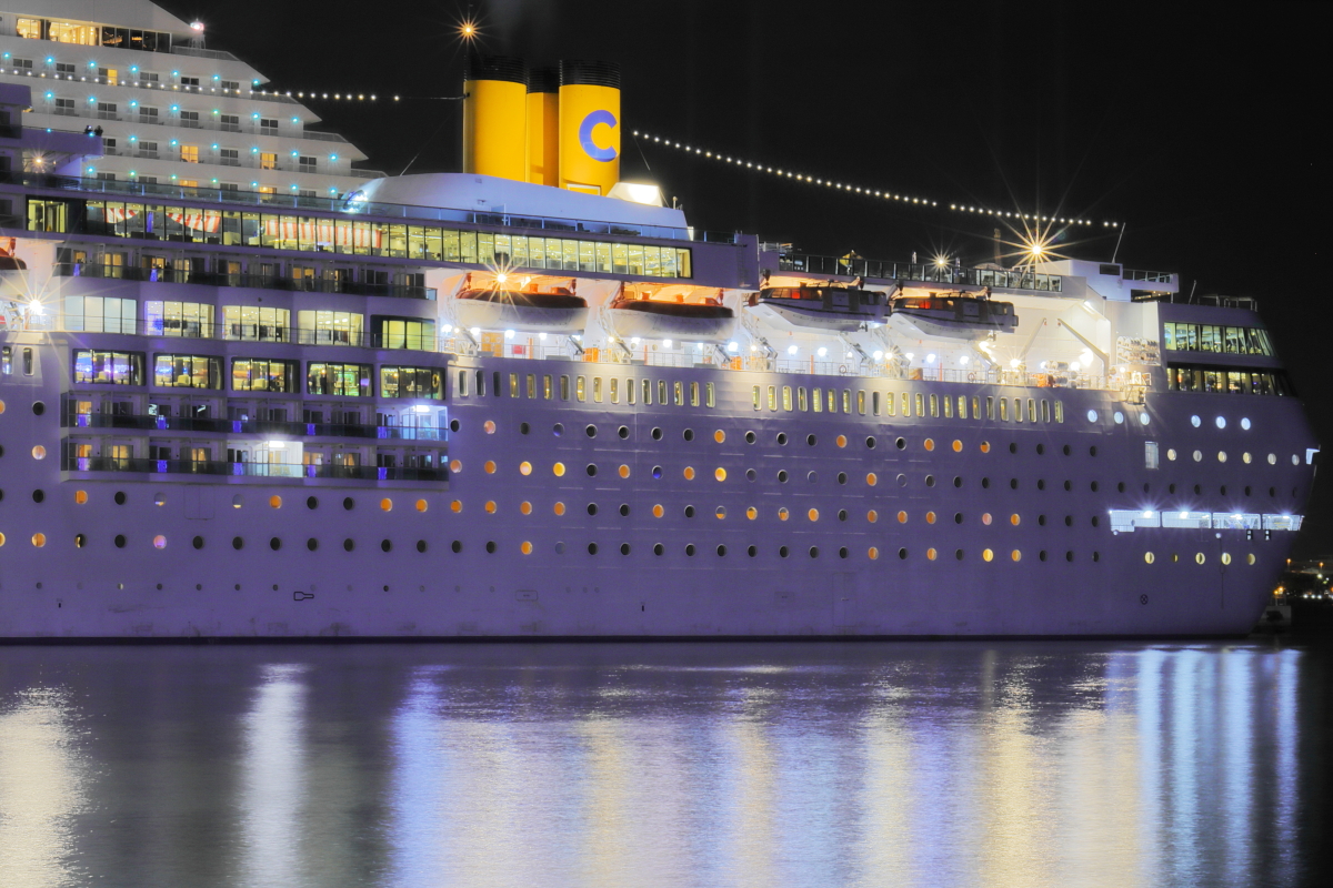 豪華客船 コスタネオロマンチカ 中突堤の夜景