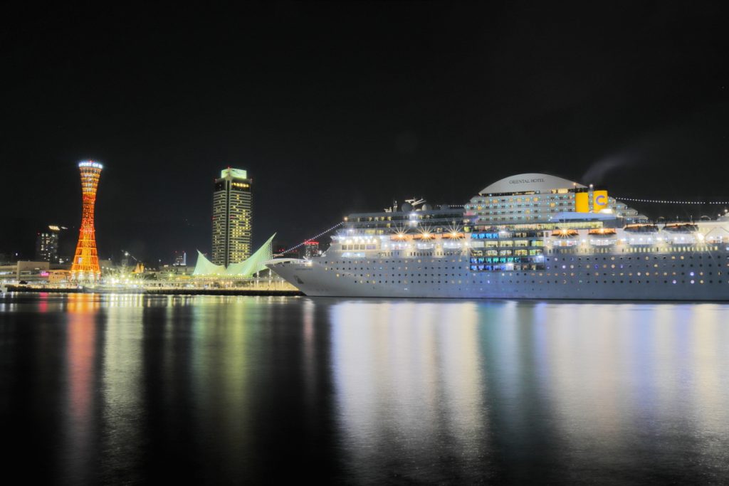 豪華客船 コスタネオロマンチカ 中突堤の夜景
