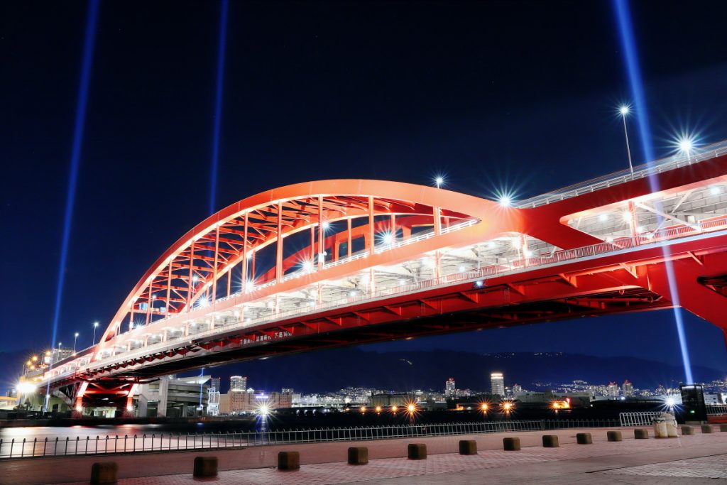 ライトアップされた神戸大橋