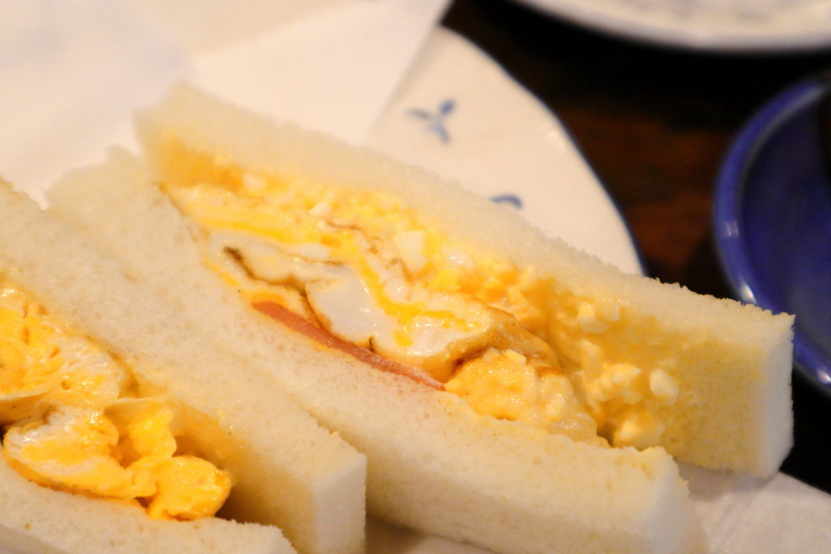 カフェバールこうべっこ モーニングのハーフサンド 卵サンドイッチ セットで500円