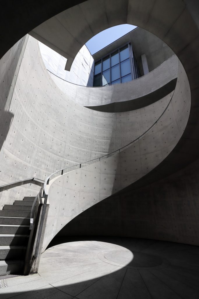 兵庫県立美術館 円形テラス 螺旋階段