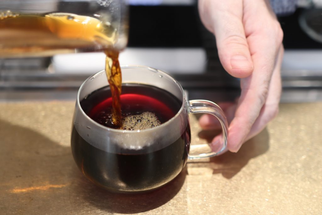 注文を受けてから一杯ずつコーヒーを淹れてくれる ブルーボトルコーヒー 神戸