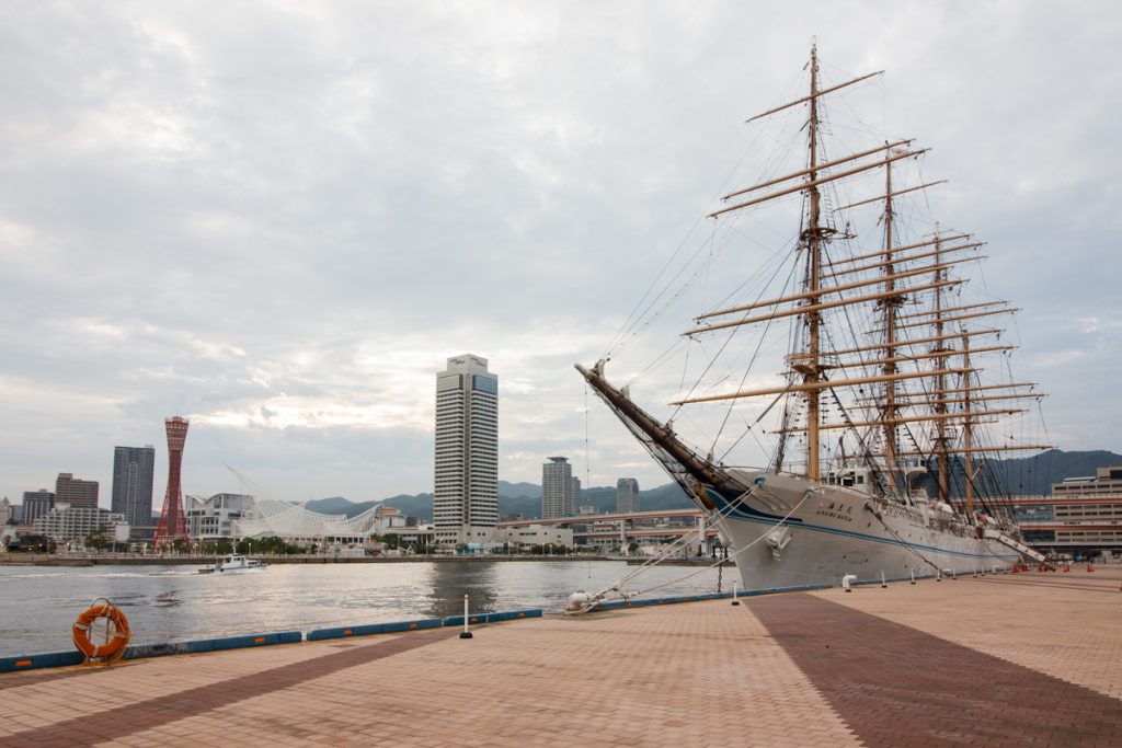 神戸に入港した練習帆船「海王丸」2018年7月11日