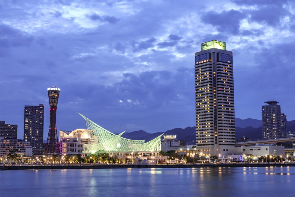 消灯しているポートタワー