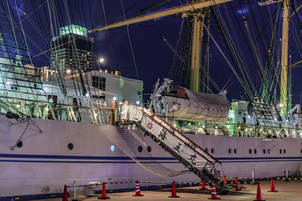 神戸に入港した練習帆船「海王丸」ライトアップされた夜景2018年7月11日
