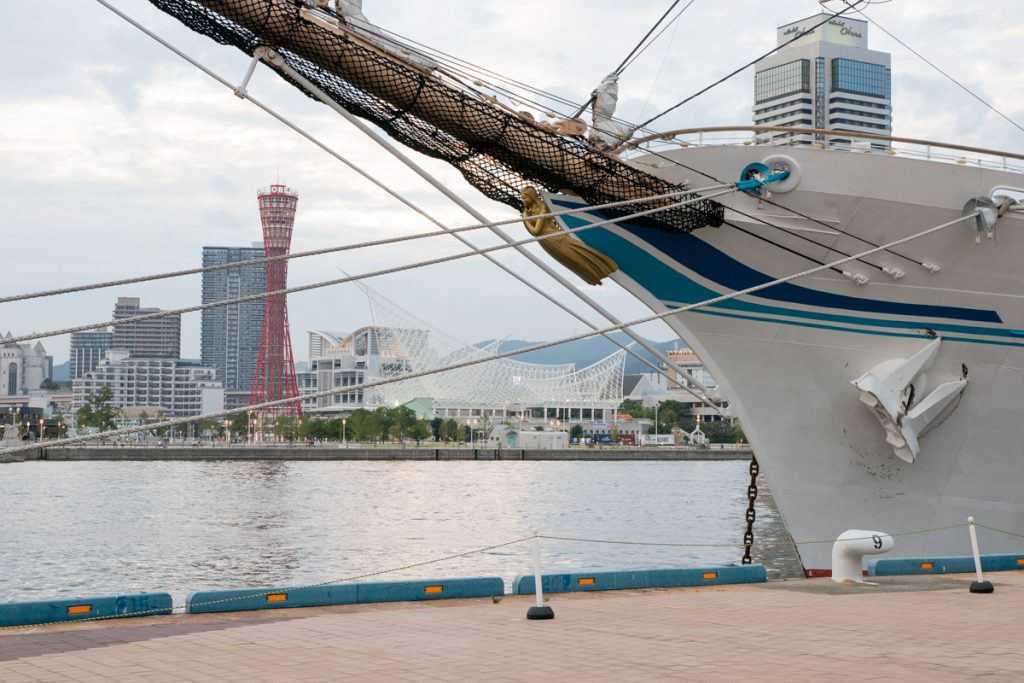 神戸に入港した練習帆船「海王丸」2018年7月11日