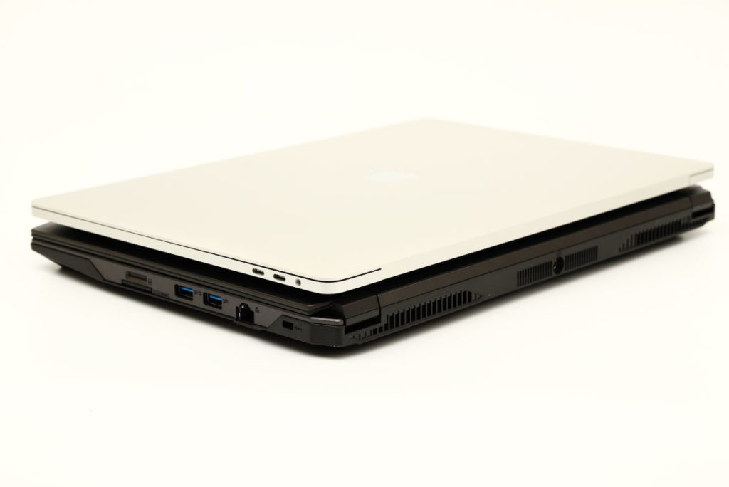 マウスコンピューターDAIV-NG4500とアップルMacBook Pro2016 15インチのサイズ比較
