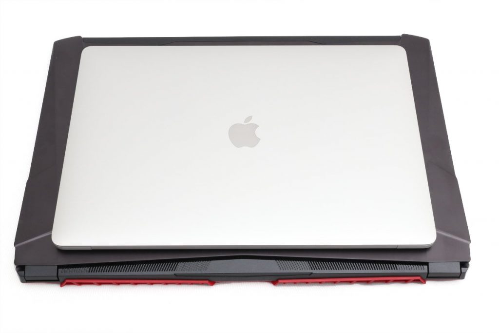 DAIV-NG7500S2-SH5とMacBook Proのサイズ比較