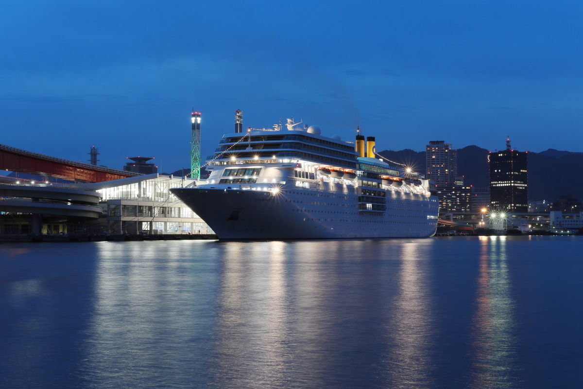 客船コスタネオロマンチカと神戸の夜景
