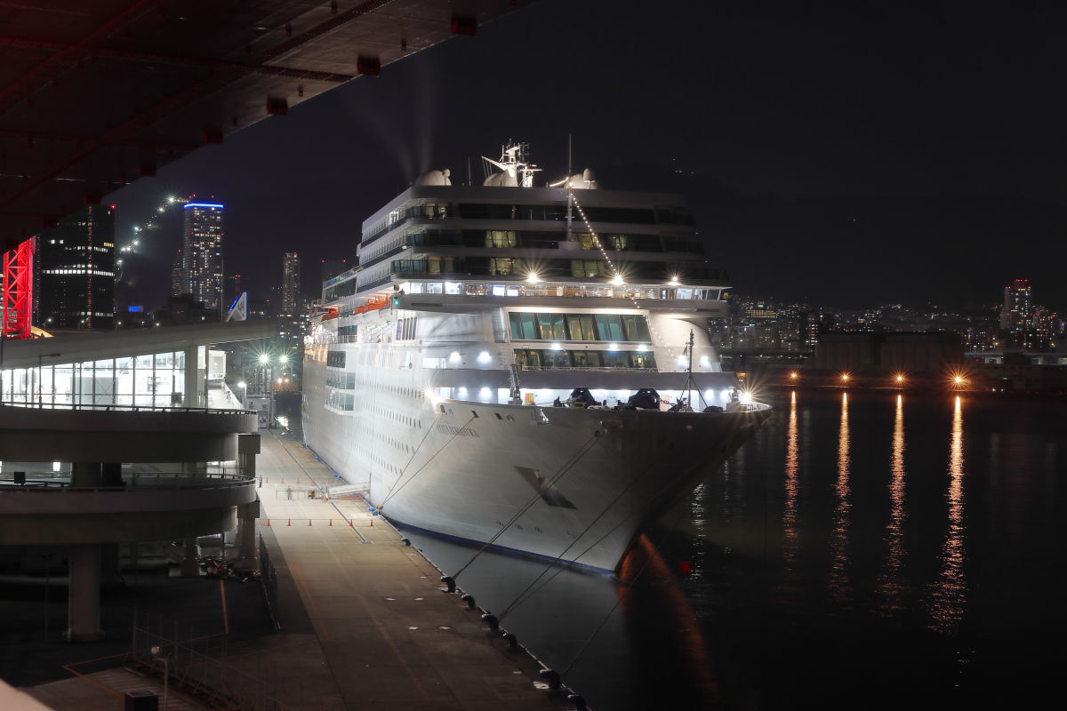 客船コスタネオロマンチカと神戸の夜景