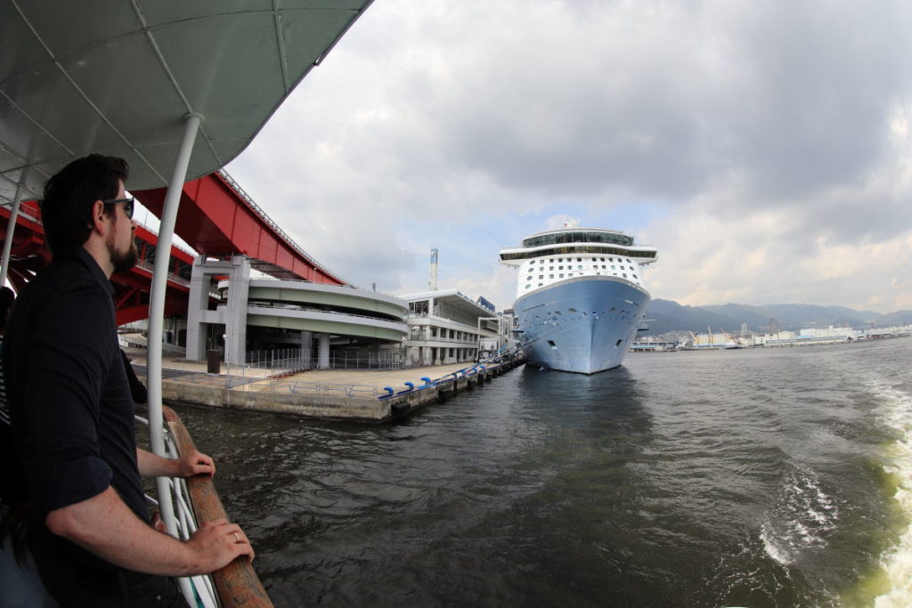 神戸大橋と巨大客船 クァンタムオブザシーズ