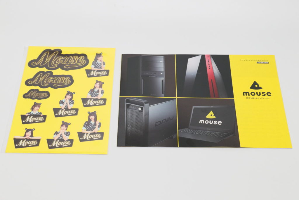 Mouse Dinerでもらえる乃木坂46限定ステッカーとマウスコンピューターのカタログ