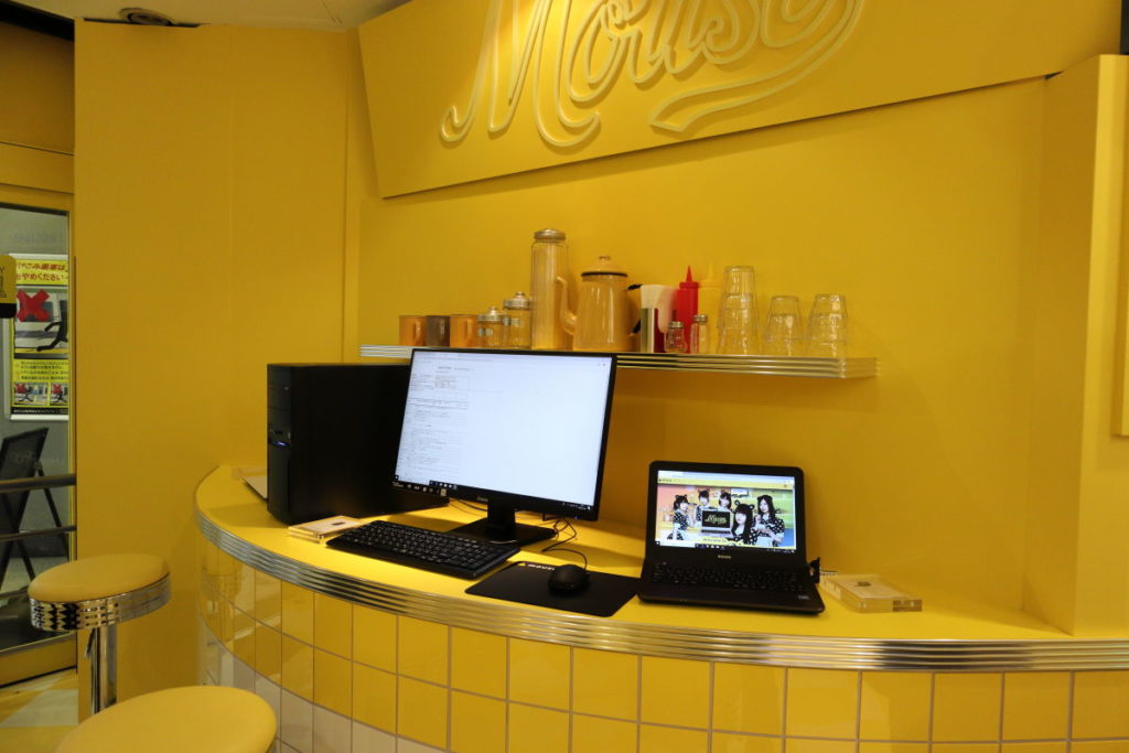 Mouse Diner 内観 マウスコンピューターのパソコンの展示も