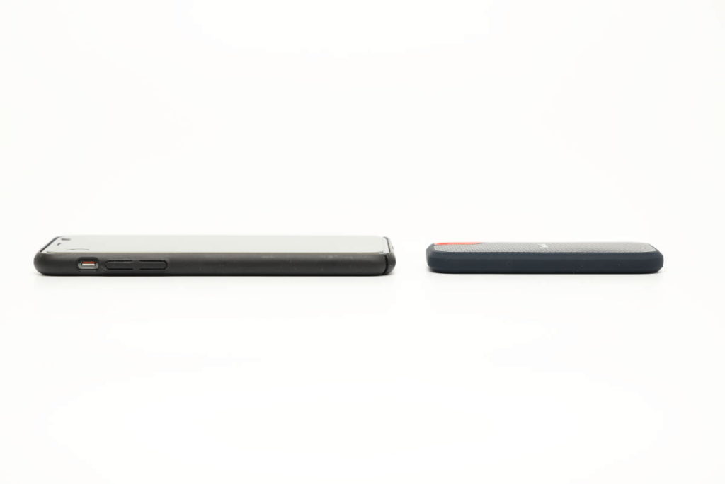 サンディスク エクストリーム ポータブルSSDとスマホのサイズ比較