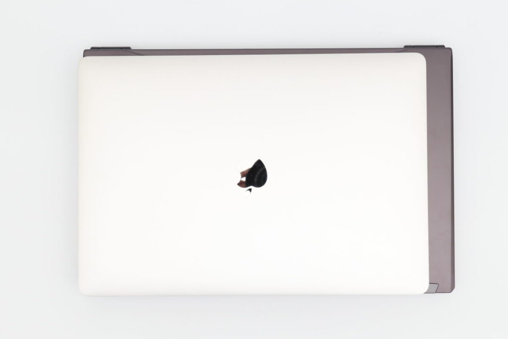 iiyama SENSE-15QX094-i7-RNRVI-DevelopRAWとMacBook Pro15インチのサイズ比較