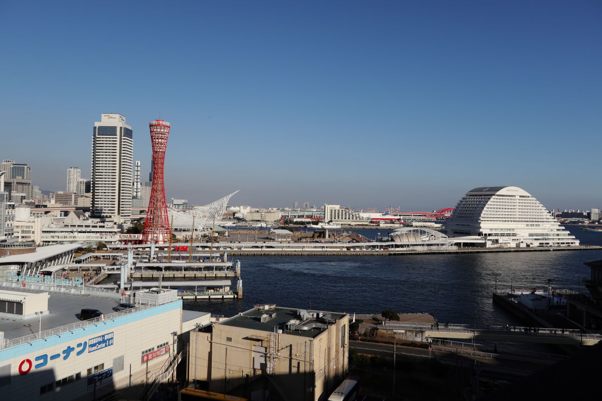 神戸港のポートタワーが見える景色