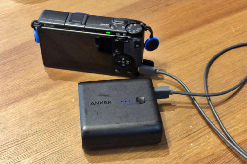 AnkerのモバイルバッテリーでGR3を充電