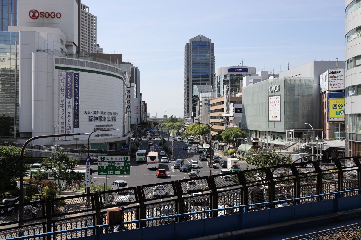 JR三宮駅のホームから見た神戸の景色