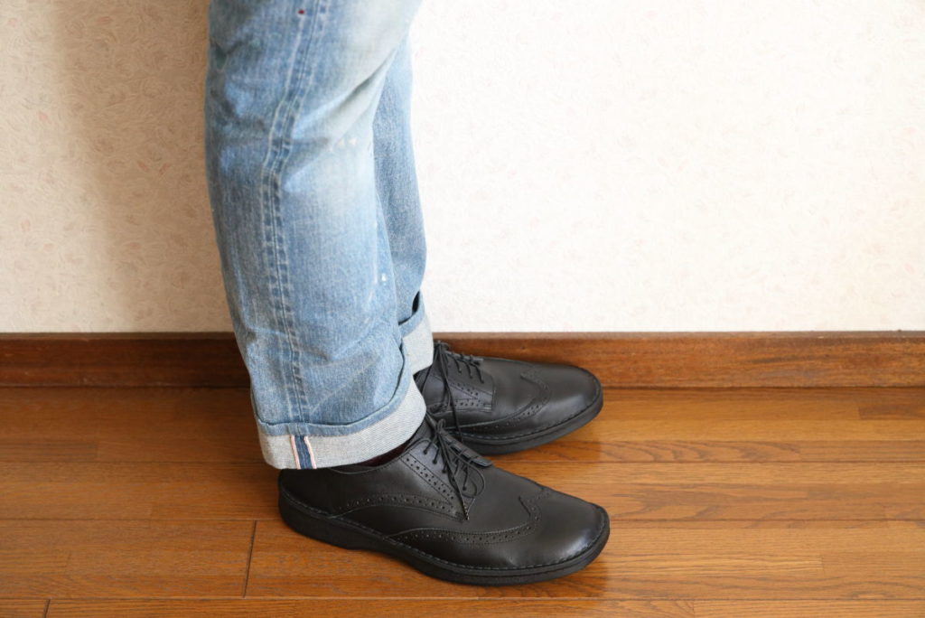 INCHOLJE 紳士用革靴 ウイングチップ　黒色　ブラック 着用イメージ