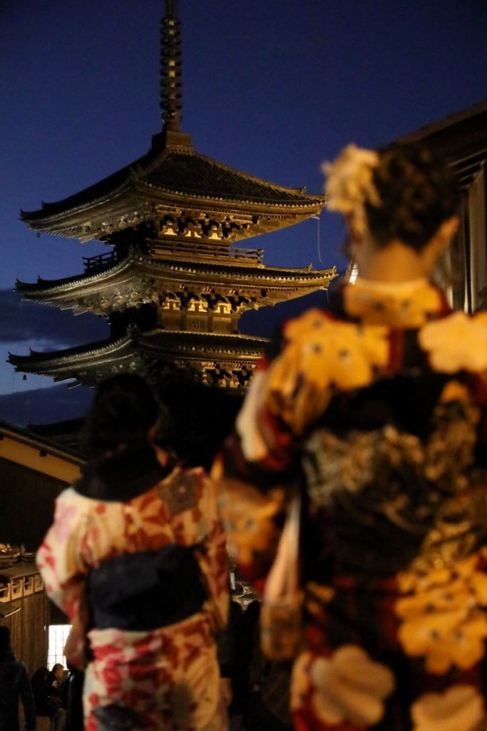 京都 八坂の塔（法観寺） 夕暮れ