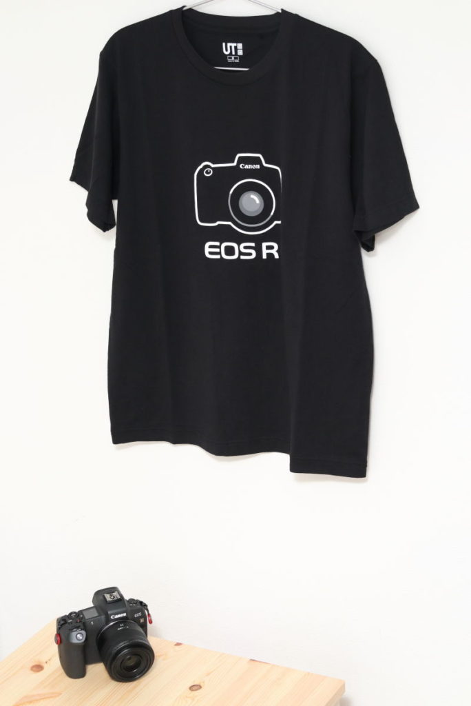 ユニクロ キヤノンの一眼カメラEOS RデザインのTシャツ