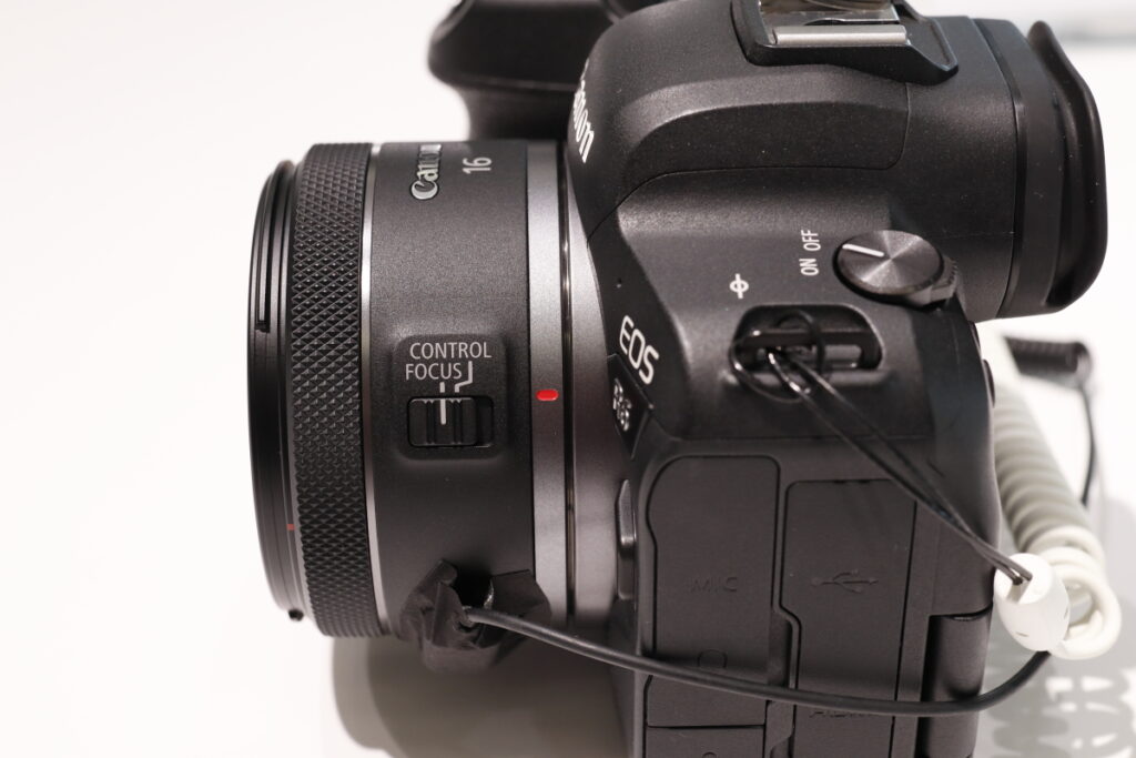 側面　RF16mm F2.8 STM　キヤノン RFマウント用広角レンズ 単焦点