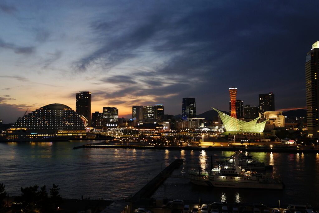夕方のatoa展望テラスから見た神戸港の景色