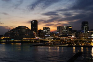 夕方のatoa展望テラスから見た神戸港の景色