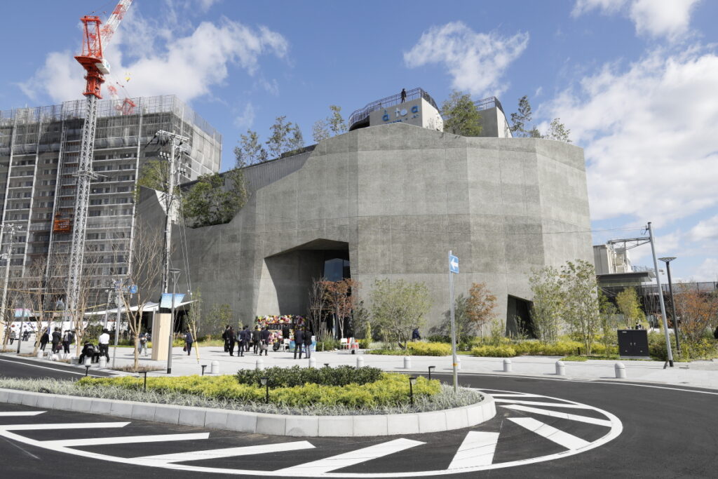 神港第一突堤の神戸ポートミュージアム　2階より上のフロアがatoa