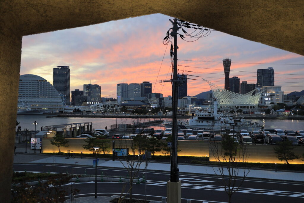 atoa二階の渡り廊下から見た神戸港の夕焼け