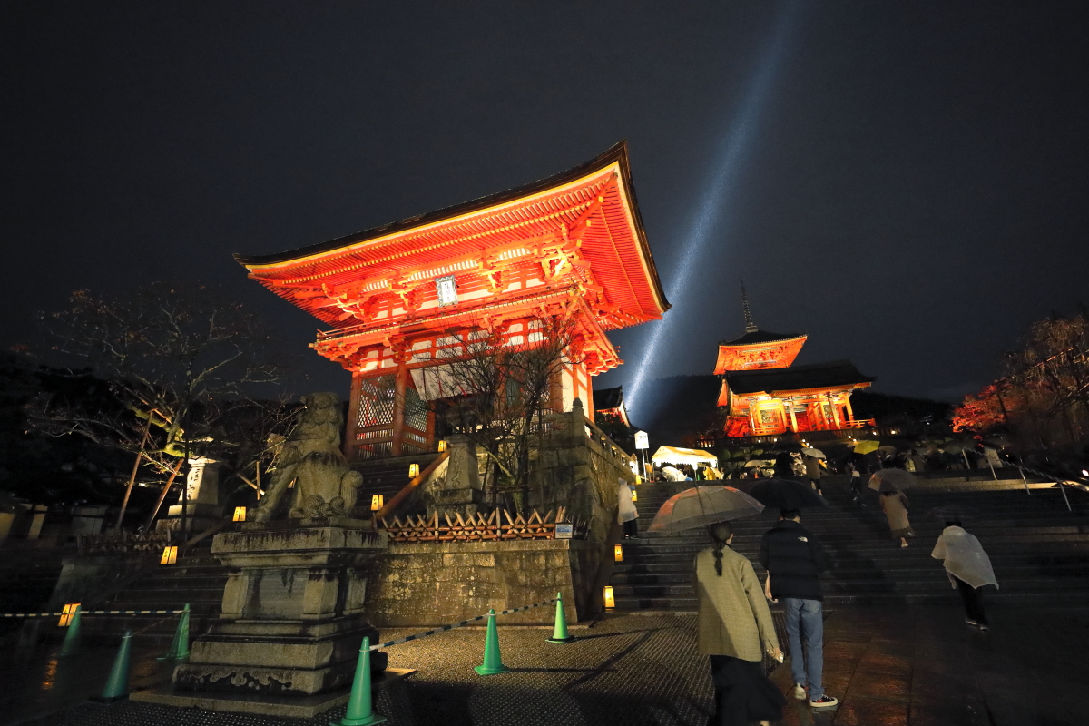 京都清水寺　夜の特別拝観　ライトアップ