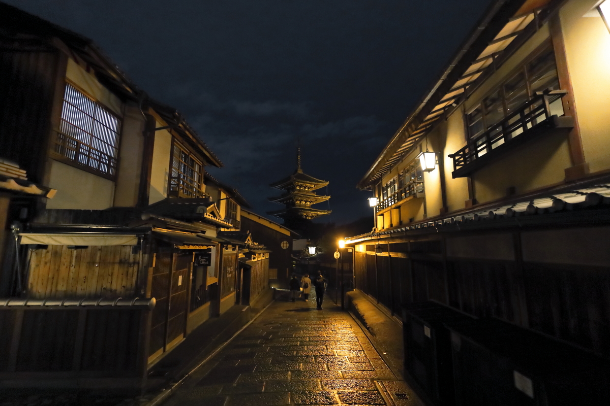 夜の京都　八坂の塔
