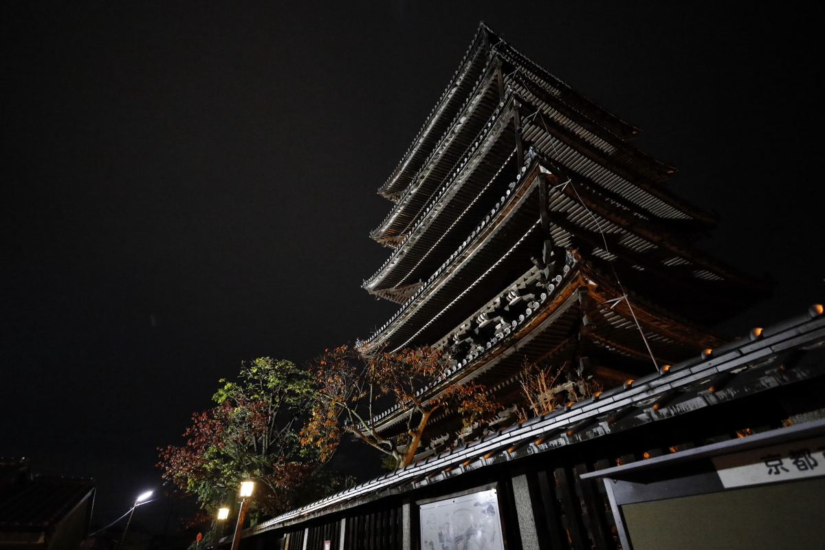 夜の京都　八坂の塔