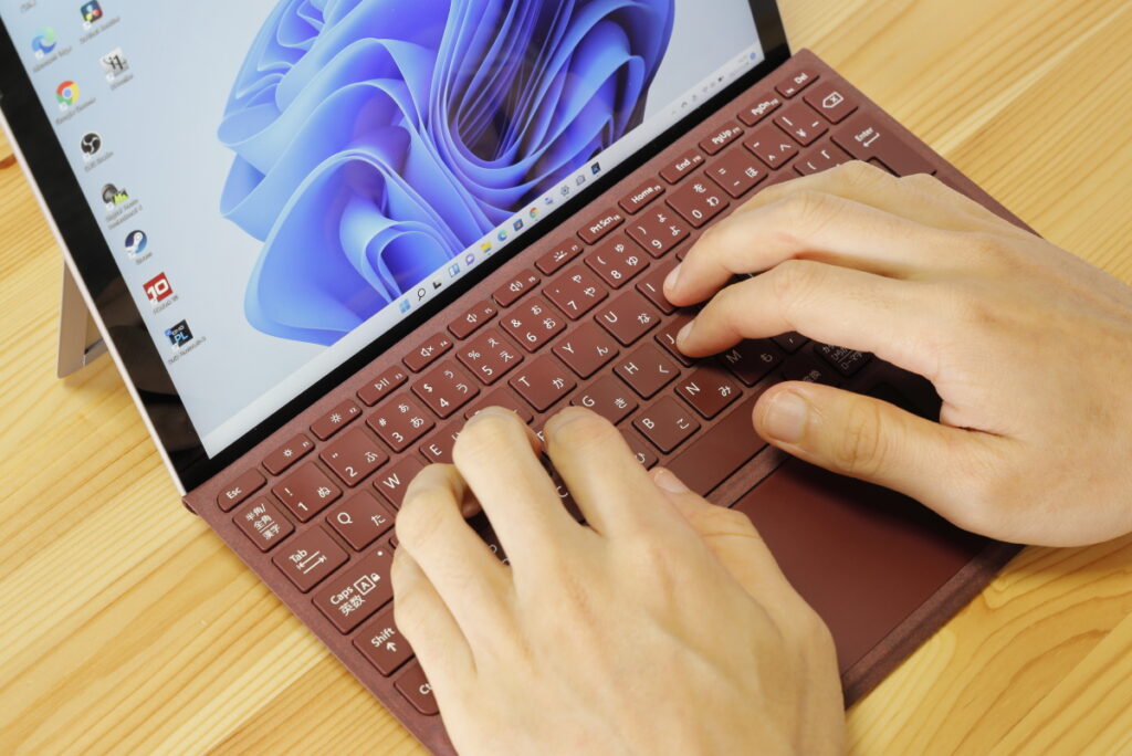 Surface Go 用のキーボードはやや小さめのサイズなので大人の男性の手にはやや窮屈