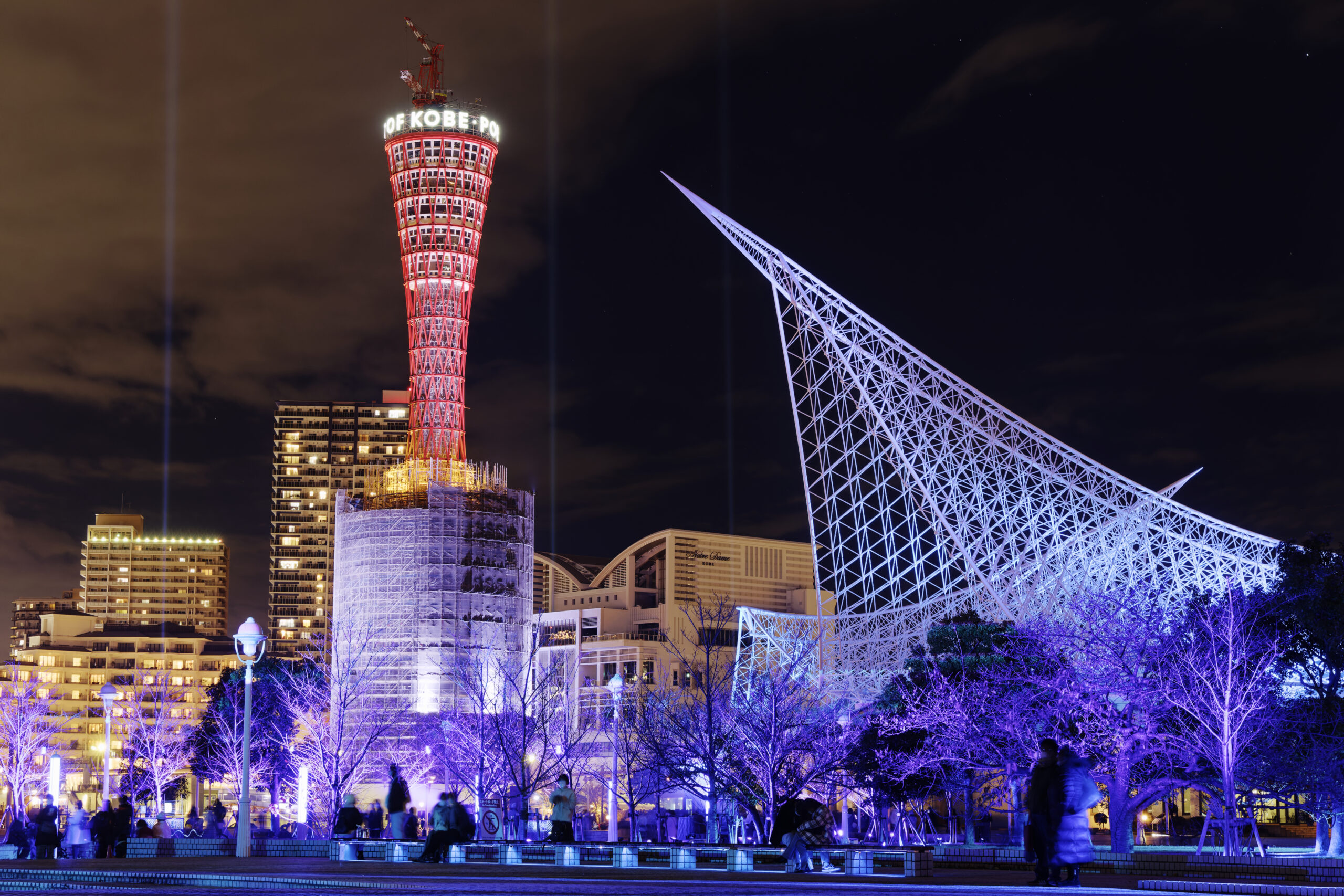 夜の神戸ポートタワー　イルミネーション　工事中