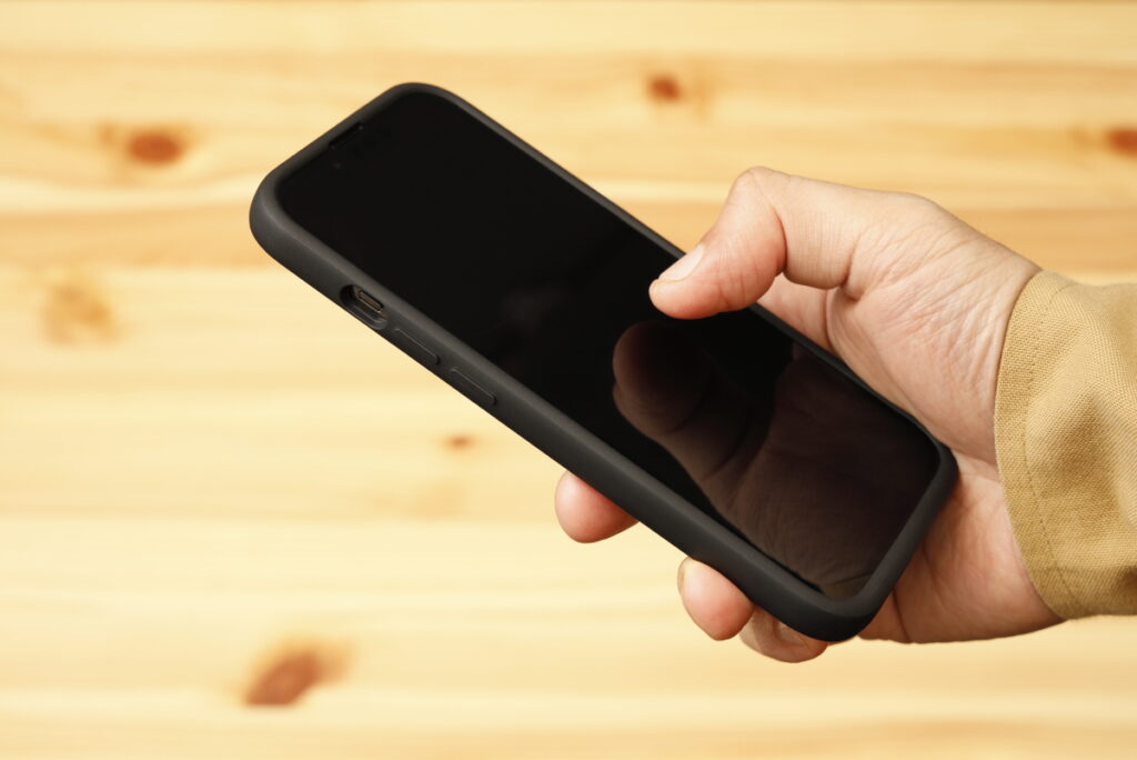 手に持った使用イメージ　ピークデザイン エブリデイケース Peak Design Everyday Case　iPhone 13 Pro 用スマホケース