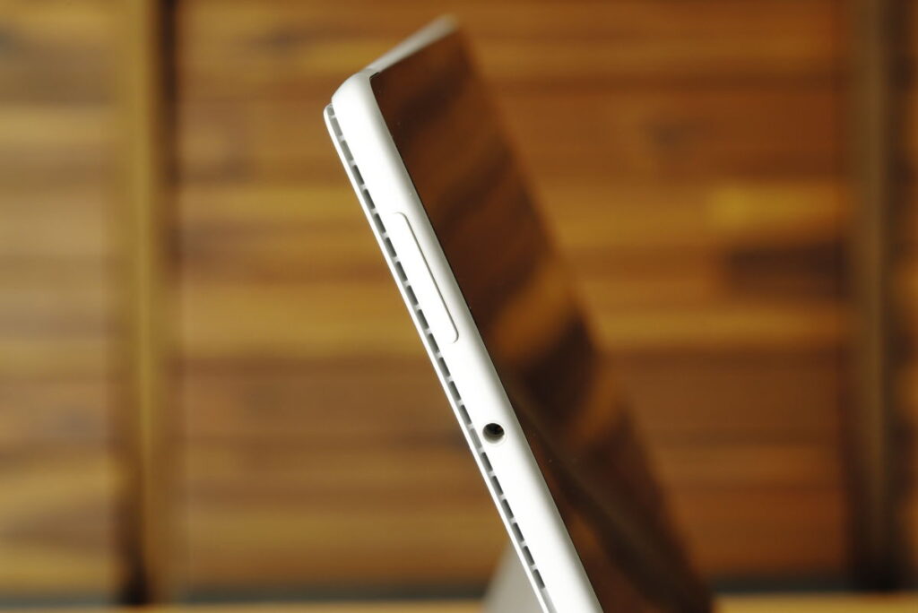 Surface Pro 8 の側面