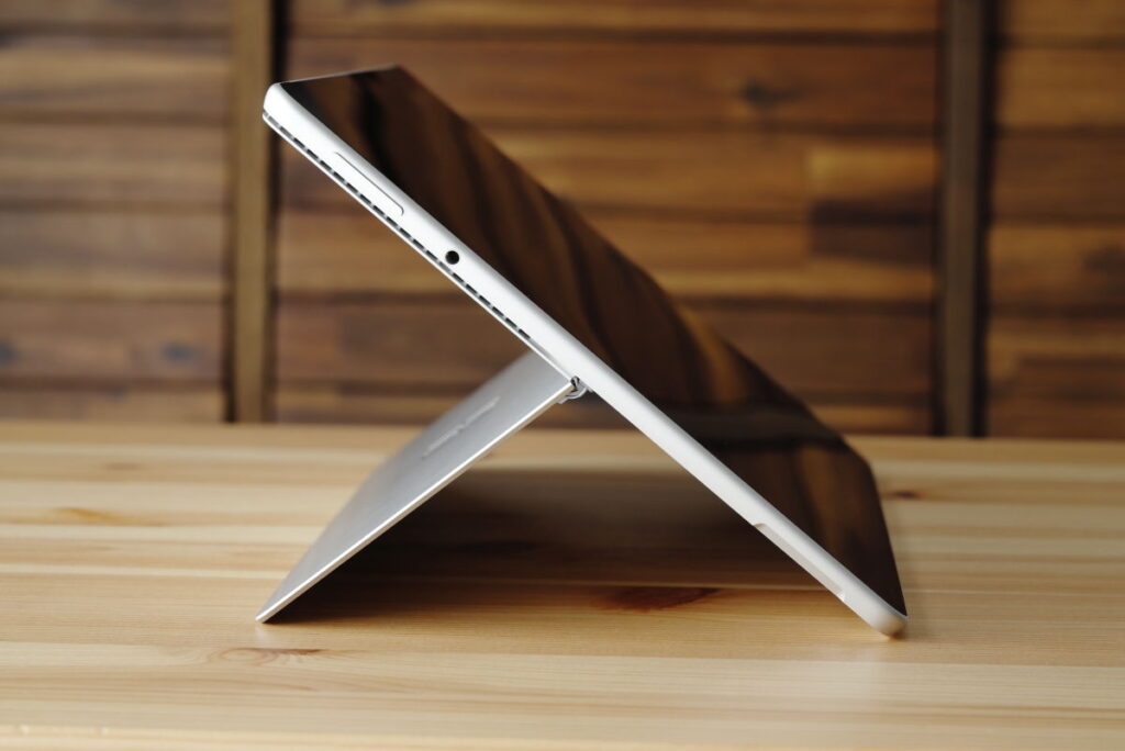 Surface Pro 8 キックスタンドで角度調整可能
