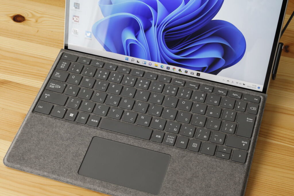 Surface pro 8 タイプカバー　キーボード使用イメージ