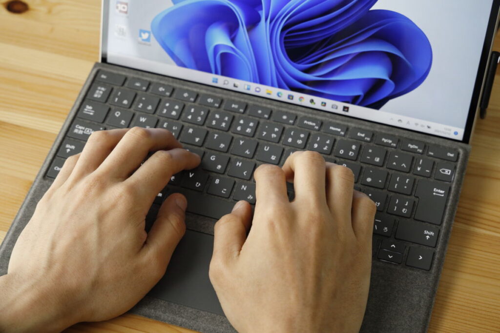 Surface pro 8 タイプカバー　キーボード使用イメージ