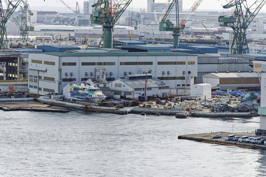神戸港　川崎重工業の造船所