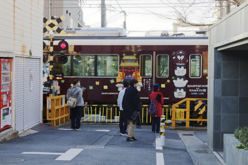 最寄りの阪急の駅前で見た阪急電車コウペンちゃんデコレーション阪急電車