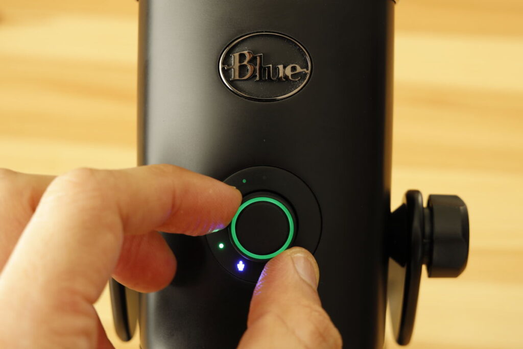 音量調節やミュートの操作を手元のノブで制御可能