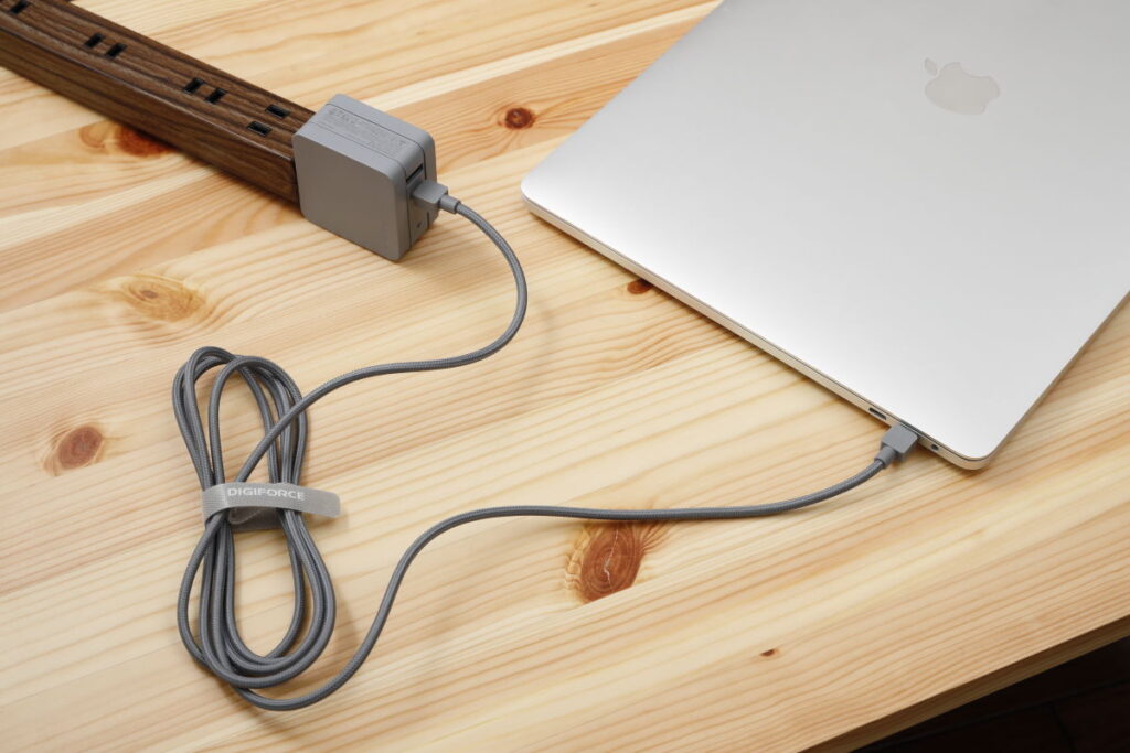 DIGIFORCE の PD対応USB-C充電器60WでアップルMacBook Proを充電