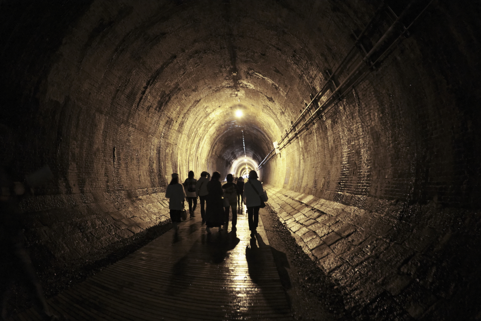湊川隧道 トンネル 作例写真 キヤノンEOS RとEF8-15mm F4L Fisheye USM