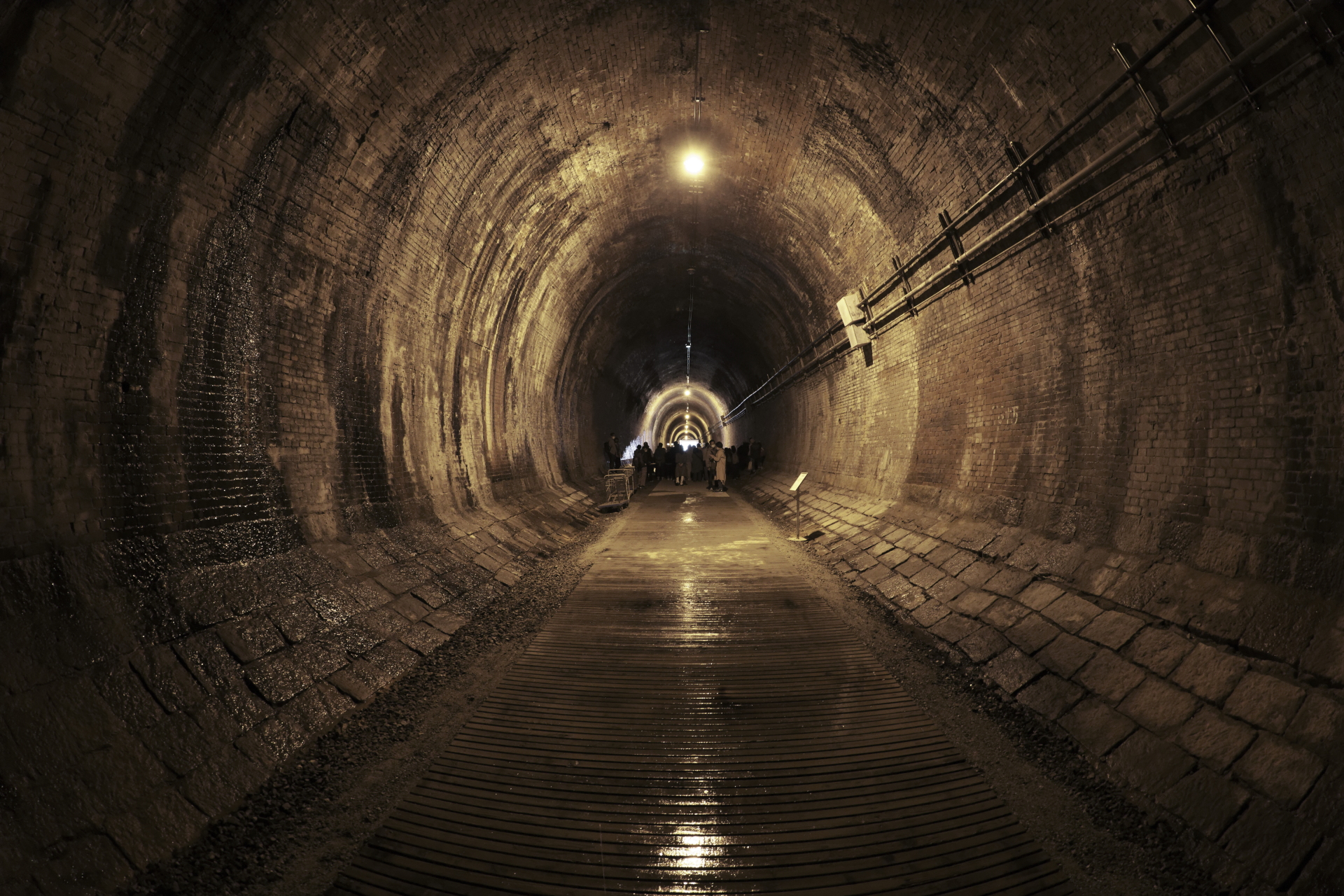 湊川隧道 トンネル 作例写真 キヤノンEOS RとEF8-15mm F4L Fisheye USM